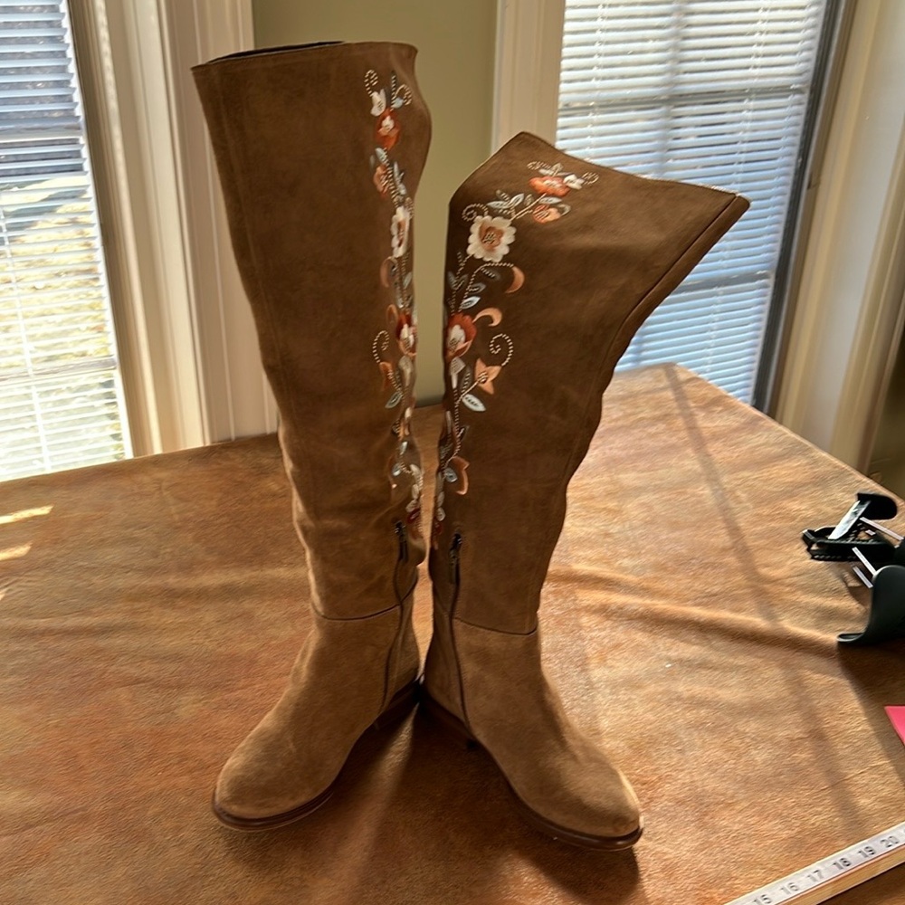 Vera Gomma beautiful Embroidered Brown Knee-High Boots. Size 37